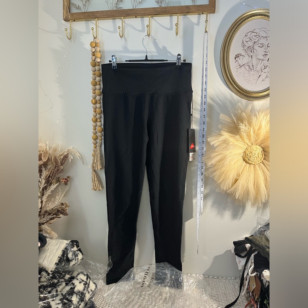 NWT Mono B high waisted performance Lycra leggings with detail on them